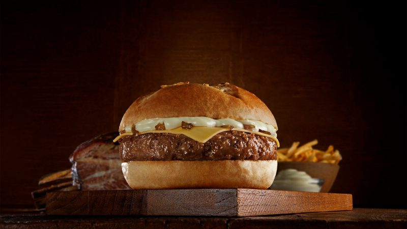 Bob’s lança sanduíche Bob´s Costela Artesanal em parceria com a Friboi