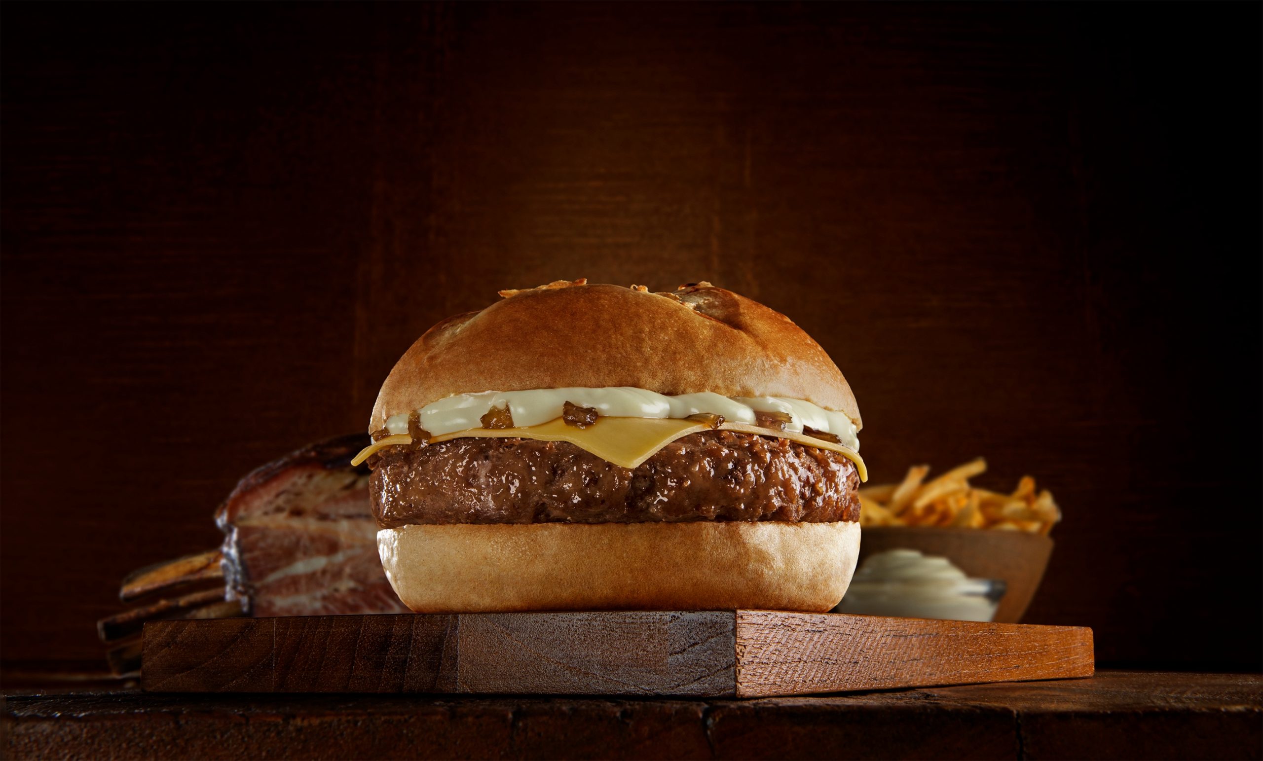 Bob’s lança sanduíche Bob´s Costela Artesanal em parceria com a Friboi