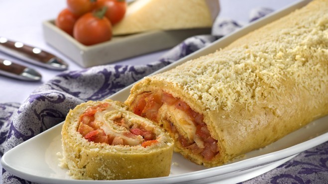 Rocambole de queijo e tomate