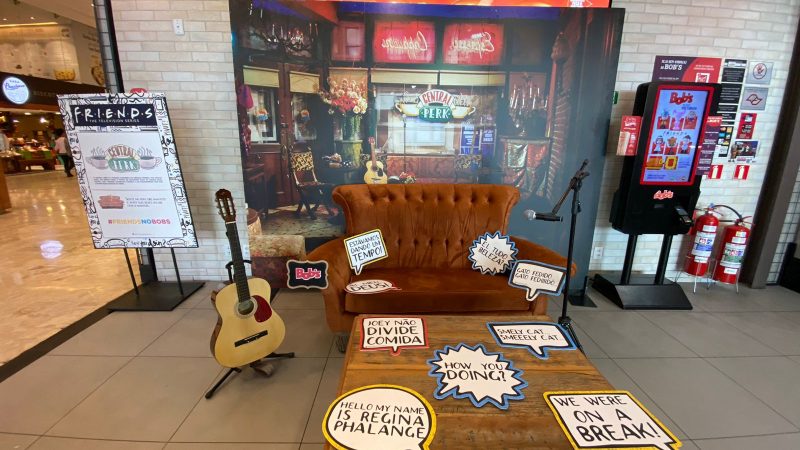 Bob’s leva sofá de Friends para Shopping Center Norte