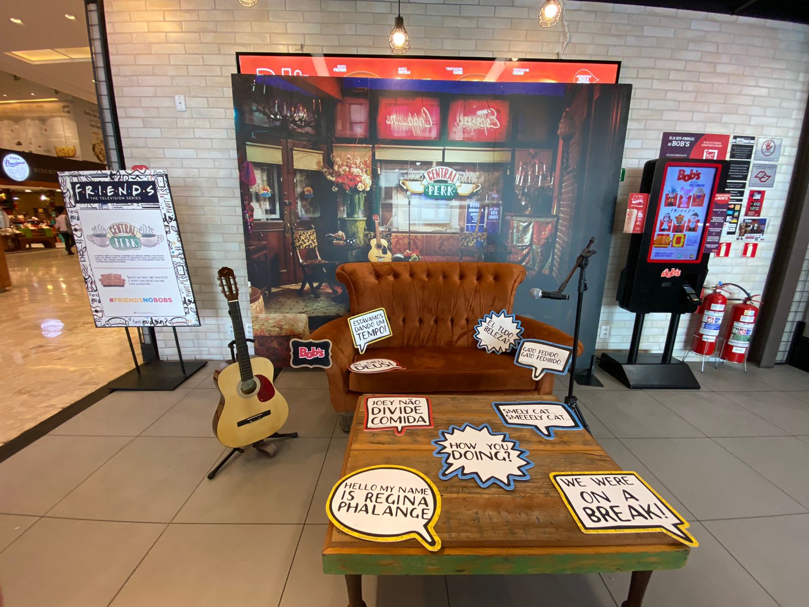 Bob’s leva sofá de Friends para Shopping Center Norte